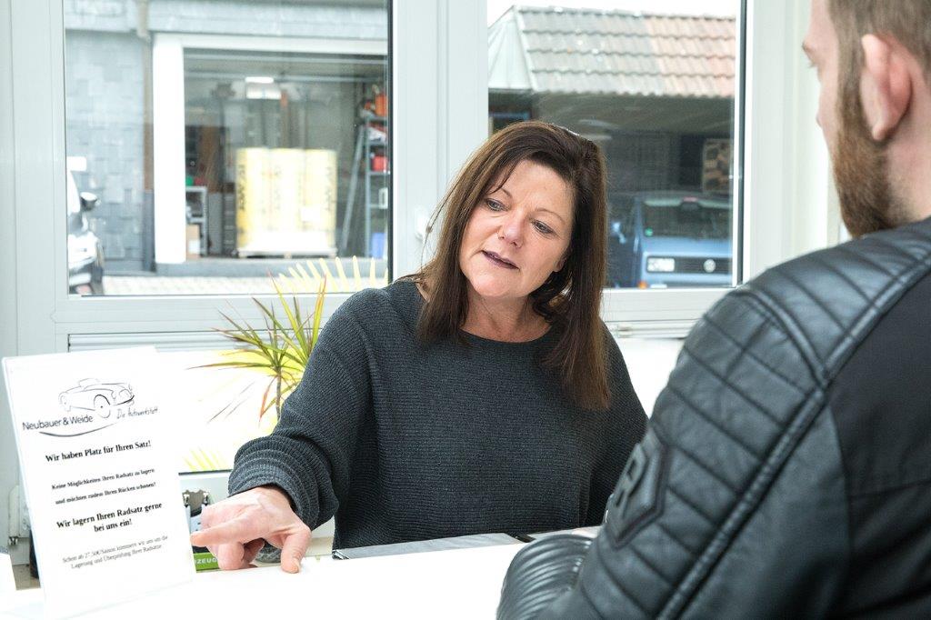 Anja Weide im Kundengespräch
